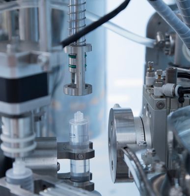 Pengisi Jarum Suntik Pra-isi Semi Otomatis Dirancang dengan Rangka Baja Tahan Karat Memberikan dan Akurasi dalam Pengemasan Farmasi