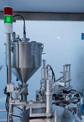 Pengisi Jarum Suntik Pra-isi Semi Otomatis Dirancang dengan Rangka Baja Tahan Karat Memberikan dan Akurasi dalam Pengemasan Farmasi