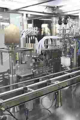 Mesin Pengisi Jarum Suntik Siap Pakai RTU Otomatis Berkecepatan Tinggi untuk Manufaktur Obat Steril