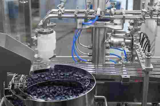 Automatic Liquid Pharmaceutical Prefilled Syringe Filling Machine Vacuum Aseptic Filling Line 