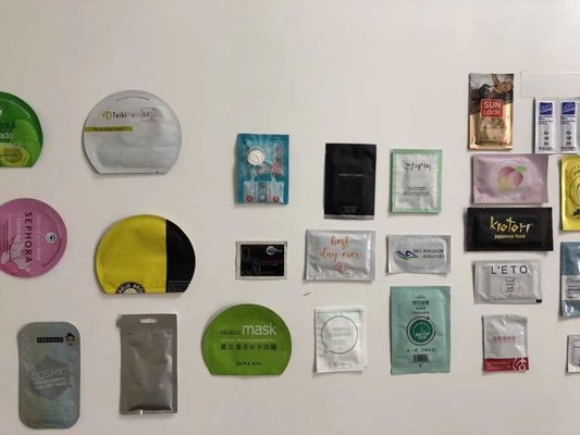 Efisiensi Tinggi masker wajah memotong mesin pengepakan lipat kecepatan yang dapat disesuaikan mesin pengemas masker wajah